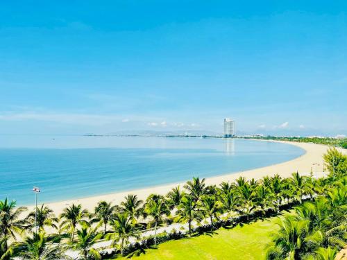 uma vista aérea de uma praia com palmeiras e do oceano em Hotel Aloha 2 em Ninh Hải