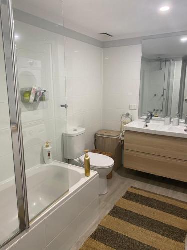 Ванная комната в Pacific Place Apartments
