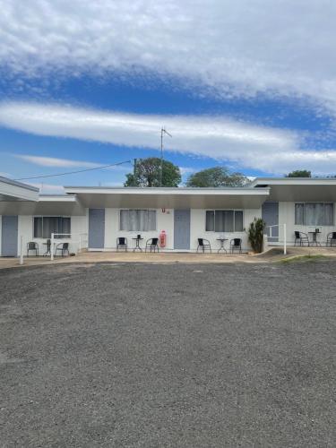 a building with picnic tables in front of it at Springsure Hotel Motel in Springsure