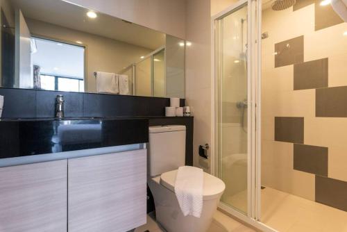 La salle de bains est pourvue de toilettes et d'une douche en verre. dans l'établissement Modern Condo in Nimman (F709) by Pimolplace, à Chiang Mai