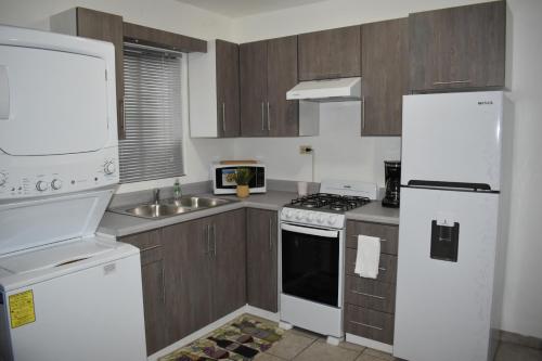 Dapur atau dapur kecil di Gabbys House in private neighborhood