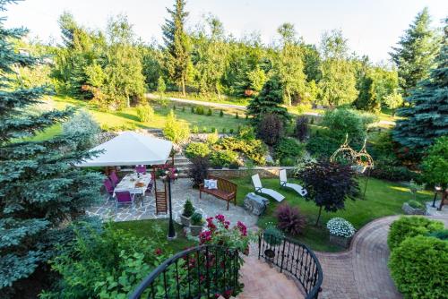 una vista aérea de un jardín con cenador en Villa Agnes Jacuzzi & Sauna en Jasienica