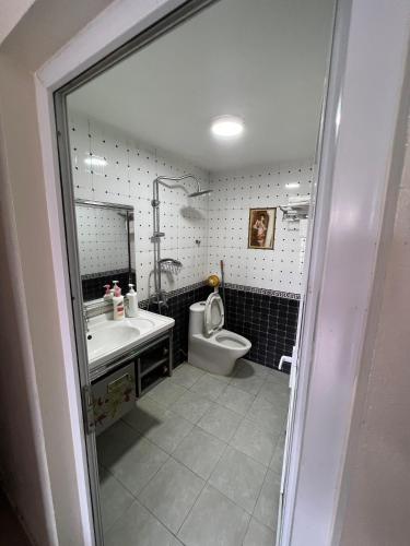 a bathroom with a toilet and a sink and a toilet istg at Khách Sạn Hồng Hảo in Lao Cai