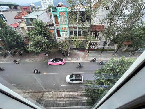 - une vue sur une rue avec des voitures et une voiture rose dans l'établissement Khách Sạn Hồng Hảo, à Lào Cai