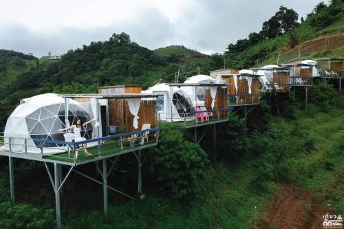 Mon Jam的住宿－Monteadeo Camping，山丘上一排房子的空中景观