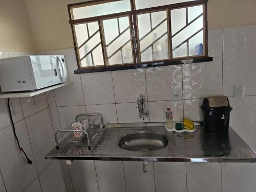 a kitchen counter with a sink and a microwave at Apartamento boa vista rr in Boa Vista