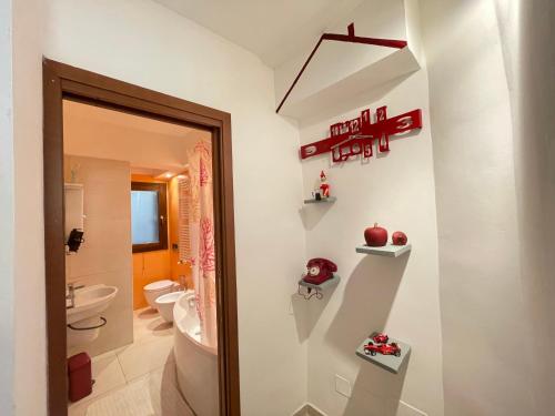 uma casa de banho com um WC e um lavatório em Bella Bologna em Bolonha