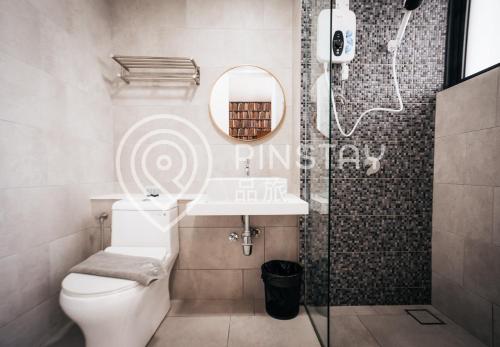 コタキナバルにあるThe Shore by Pinstayのバスルーム(トイレ、洗面台、シャワー付)