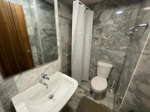 777 Beach Condotel CB307 tesisinde bir banyo