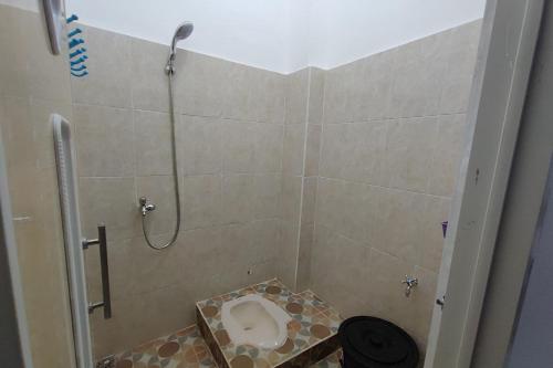 a bathroom with a shower with a toilet in it at SPOT ON 93350 Alnasya Syariah in Palembang