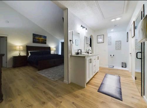 sala de estar amplia con cama y cocina en Ultimate Escape and Wolf Den, en Lubbock