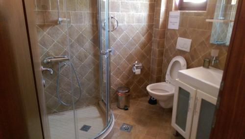 Ett badrum på Holiday House Villa Neda