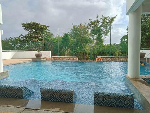 une grande piscine d'eau bleue dans l'établissement Condo de Avila, à Boracay