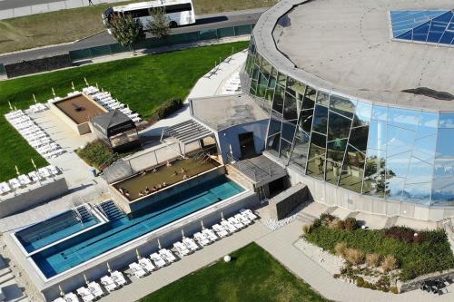 una vista aérea de un edificio con piscina en Šírava Resort, en Klokočov