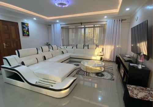 Luxurious 3 bedroom Apartment – Photos 2