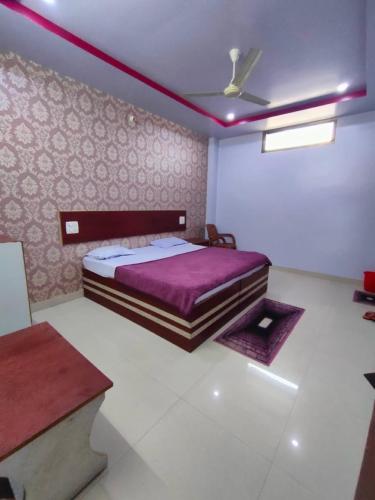 um quarto com uma cama e uma ventoinha de tecto em HOTEL KANHA INTERNATIONAL, Anuppur em Anūppur