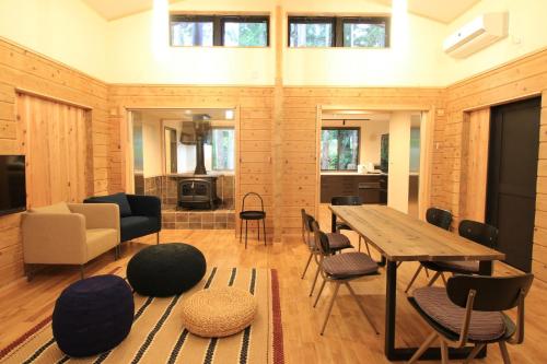 ein Wohnzimmer mit einem Holztisch und Stühlen in der Unterkunft Yama-gu - House - Vacation STAY 52848v in Inawashiro