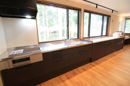 cocina con fregadero y algunas ventanas en Yama-gu - House - Vacation STAY 52848v en Inawashiro