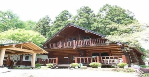 Yama-gu - House - Vacation STAY 52848v في Inawashiro: كابينة خشبية مع شرفة