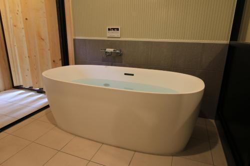 y baño con bañera blanca grande. en Yama-gu - House - Vacation STAY 52848v en Inawashiro