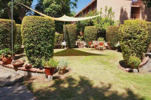 Taman di luar 25,Detached charming house Close to old town Pasadena King-bed! 625