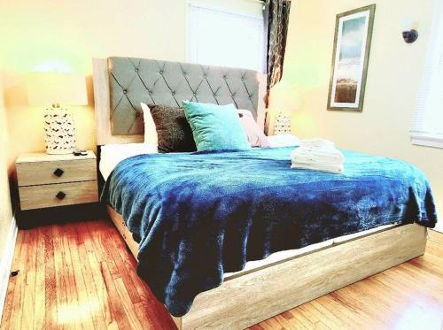 Katil atau katil-katil dalam bilik di 25,Detached charming house Close to old town Pasadena King-bed! 625