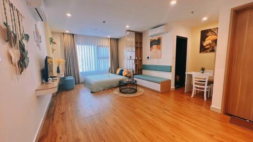 ein Wohnzimmer mit einem Bett und einem Esszimmer in der Unterkunft Homestay P2622 Vinhomes Ocean park in Hanoi