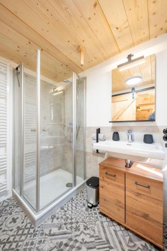a bathroom with a shower and a sink at Gloans Glück Ferienhaus in Frasdorf