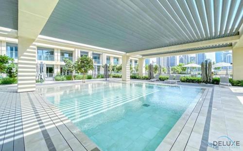 Bazén v ubytování Stylish 2BR at Burj Royale Downtown Dubai by Deluxe Holiday Homes nebo v jeho okolí
