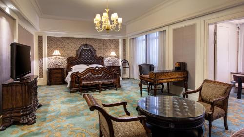 une chambre d'hôtel avec un lit et une table dans l'établissement Holiday Inn Fuzhou New Port, an IHG Hotel, à Fuzhou