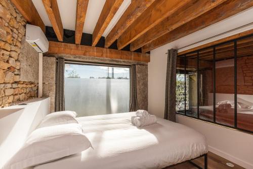 une chambre avec un lit et une grande fenêtre dans l'établissement SmartStay Bird Family - Lyon, à Lyon