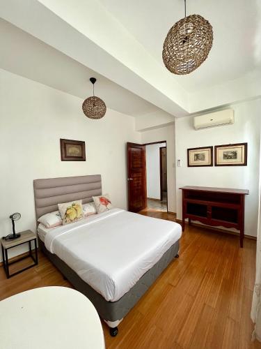 ein Schlafzimmer mit einem Bett und zwei Hängelampen in der Unterkunft Casa Giuseppe Bohol 3 in Panglao