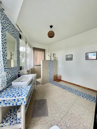 ein Bad mit einem Waschbecken und einem Spiegel in der Unterkunft Casa Giuseppe Bohol 3 in Panglao
