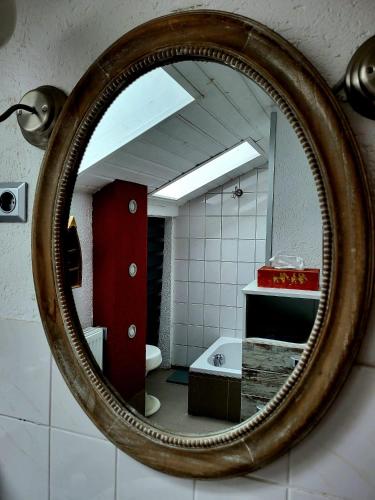 espejo en el baño con lavabo y aseo en Haus Röte en Müllheim