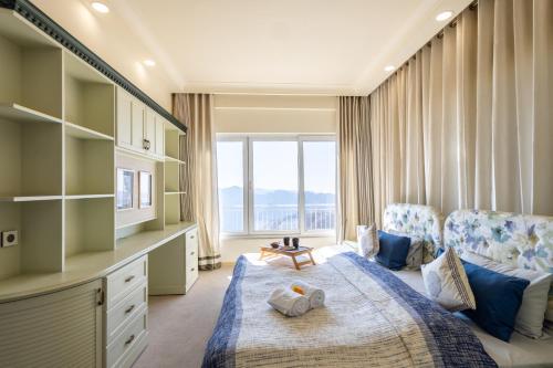 Postel nebo postele na pokoji v ubytování Hostie Dale View North-3BHK, near Naldehra Golf course
