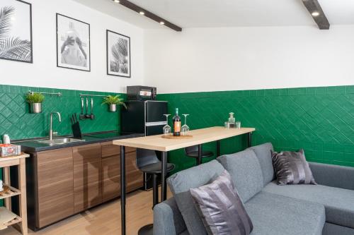 Kuchyň nebo kuchyňský kout v ubytování SambaSS Boutique Apartment