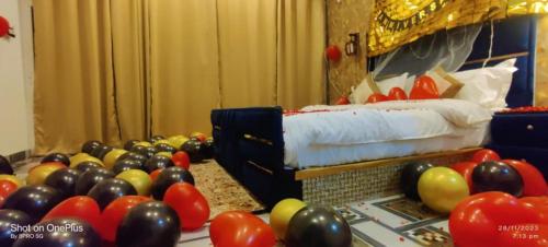 een hoop ballonnen op een tafel in een kamer bij SUNBATH beach EXOTICA in Canacona