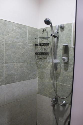 La salle de bains est pourvue d'une douche avec un pommeau de douche. dans l'établissement LORELEI BEACH RESORT, à Gate