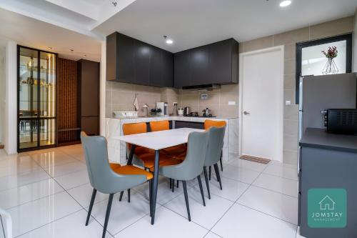 a kitchen and dining room with a table and chairs at JOMSTAY Sunway Onsen Suites Ipoh - Lost World of Tambun Ipoh Waterpark in Tambun