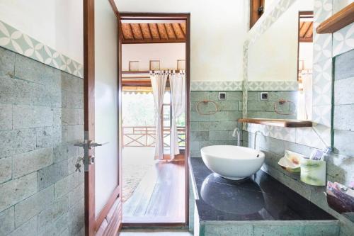 a bathroom with a white bowl sink in a room at Hidden paradise in Angsri