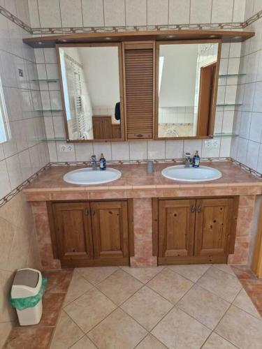 un baño con dos lavabos y dos espejos en Apartment am Stadtrand zu Graz, en Graz