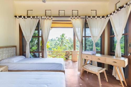 Angsri的住宿－Hidden paradise，一间卧室设有两张床、一张桌子和一个窗口。