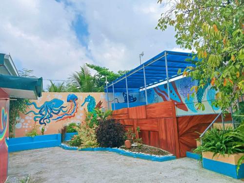 een gebouw met een muurschildering van een octopus erop bij Hiding Place Mission Farm in General Tinio