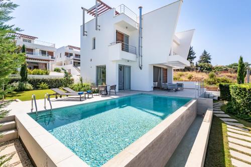 een villa met zwembad en huis bij Akamas Bay Villa 42 by BeCyprus in Neo Chorio