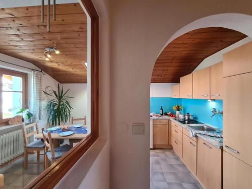 eine Küche mit einem Tisch und einem Esszimmer in der Unterkunft Residence Zirmer in Kastelruth