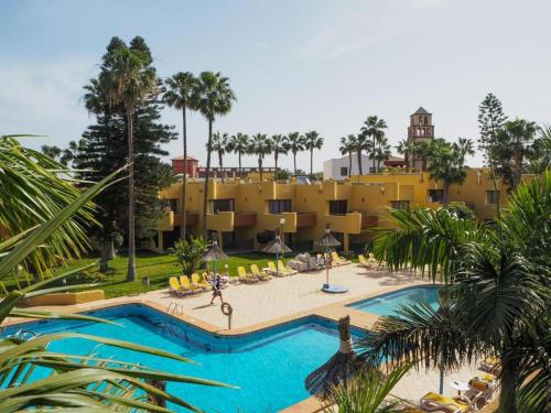 un complejo con piscina y un edificio en Pachi Beach Atlantic Garden Corralejo, en Corralejo