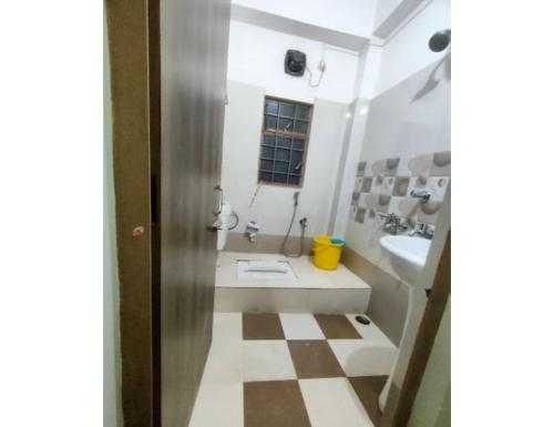 ein Bad mit einer Dusche, einem Waschbecken und einem WC in der Unterkunft Serene Guest House, Pasighat, Arunachal Pradesh in Pasighat