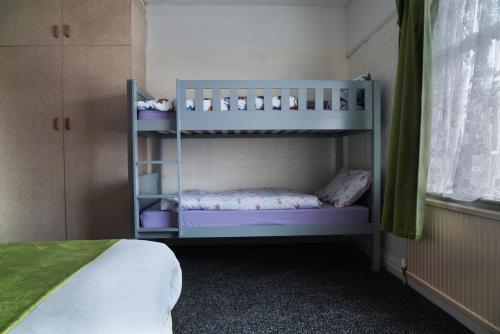 een slaapkamer met 2 stapelbedden en een bed bij Amarillys Guest House in Preston
