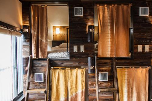 grupa łóżek piętrowych w pokoju w obiekcie Hostel Knot w mieście Izu