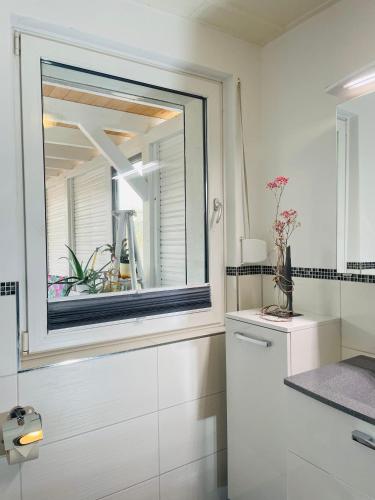 un bagno con uno specchio e un lavandino bianco di Restaurant Seeblick direkt am Schweriner See a Bad Kleinen